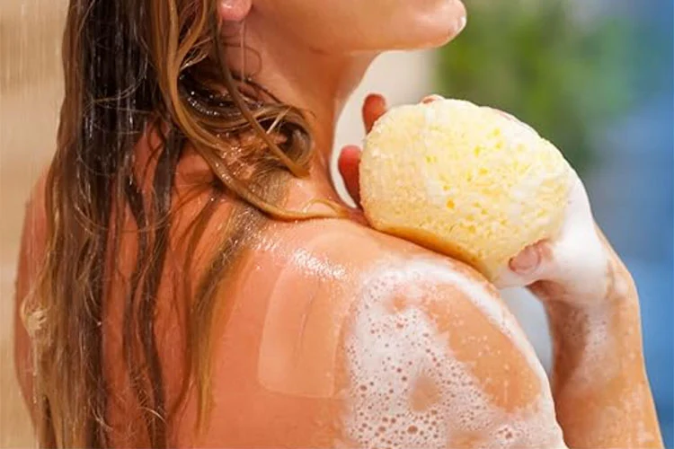 Empresa de Cingapura lança adesivo para cicatrizes da cor da pele alimentado por RNA